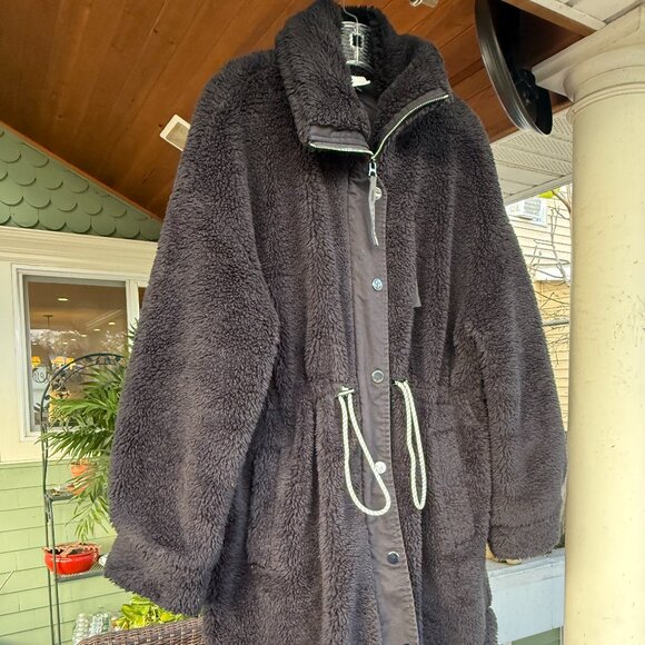 Varley Sherpa Jones Coat in Black - Picture 2 of 4